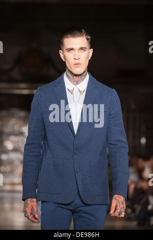 London, UK. 13. September 2013. Ein Modell geht dem Laufsteg bei der Modenschau NIAN während der London Fashion Week Fashion Scout/Freimaurer Hall. Foto: CatwalkFashion/Alamy Live-Nachrichten Stockfoto