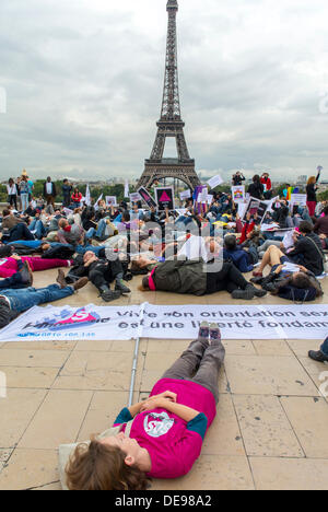 Paris, Frankreich. Mehrere LGBT-Gruppen veranstalteten in Russland ein Anti-Homophobie-Gesetz, eine Demonstration, auf dem Platz der Menschenrechte, Trocadero, eine „die-in“-Flashmob-VERLEGUNG, Gewalt gegen schwule Männer Stockfoto