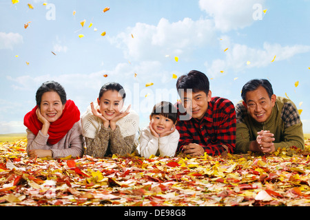 Familie im Herbst Stockfoto