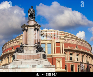 Die Royal Albert Hall, London, UK, Rückansicht von Prinzgemahl Straße, hoch aufragende Statue von Prinz Albert im Vordergrund Stockfoto