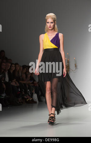 London, UK. 13 September geht 2013.A Modell die Start-und Landebahn auf dich PPQ Modenschau während der London Fashion Week im Somerset House. Foto: CatwalkFashion/Alamy Live-Nachrichten Stockfoto