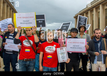 Paris, Frankreich. Mehrere LGBTQ-Aktivismus-Gruppen hielten in Russland ein Anti-Homophobie-Gesetz ab, eine Demonstration, auf dem Platz der Menschenrechte, Protestschilder der Gruppe, traurige Menschenmenge, Gewalt gegen schwule Männer Stockfoto