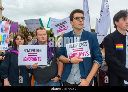 Paris, Frankreich. Mehrere LGBT-Protestgruppen veranstalteten in Russland ein Anti-Homophobie-Gesetz, eine Demonstration, Protestierende mit französischem aktivistischem Protestplakat, „homophobe = ignorante“ junge Menschen, die protestieren, ein Problem mit schwulen Männern, lgbtq-Demonstranten mit Plakat Stockfoto