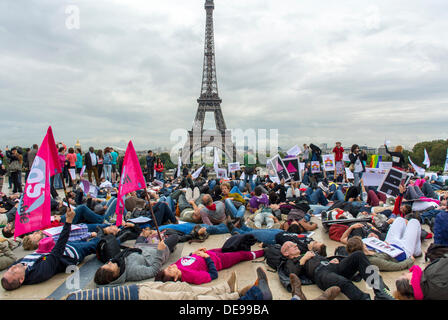 Paris, Frankreich. Mehrere LGBTQ-Protestgruppen (Acceptess-t) hielten ein Anti-Homophobie-Gesetz ab, in Russland, Demonstration, auf der 'Rights of man Plaza', Trocadero, Eiffelturm, Protestleute, die sich hinlegen, Homophobie-Symbol, traurige Menge, Gewalt gegen schwule Männer Stockfoto