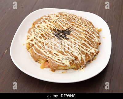 Pizza im japanischen Stil auf Platte Stockfoto