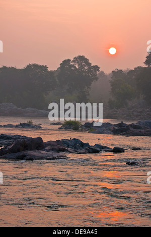 Am frühen Morgen steigt über Dschungel Farben Himmel und Wasser Betwa Fluß Orange in Indiens Orchha. Stockfoto