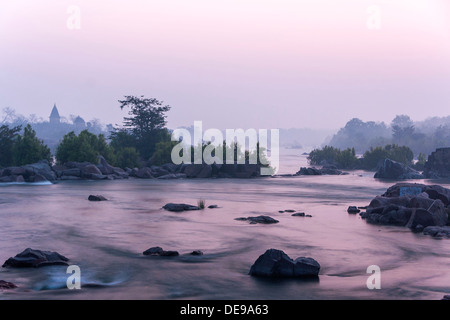 Morgen bricht über der Betwa Fluss Indiens Orchha. Stockfoto