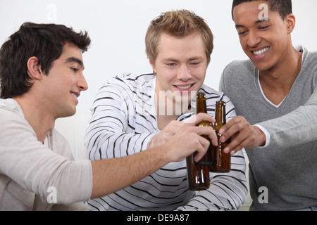 Drei Freunde, die immer zusammen betrunken Stockfoto