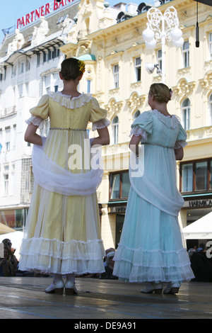 Mitglieder der Warsaw School of Economics in alten Kostümen während des 47. Folklore-Festivals in Zagreb, Kroatien am Juli 18,2013 Stockfoto