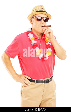 Ältere Gentleman mit Lei raucht eine Zigarre und Blick in die Kamera Stockfoto