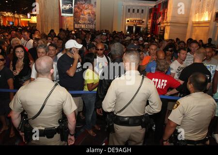 Las Vegas, Nevada, USA. 13. September 2013. Hunderte von enttäuscht Boxfans wurden abgewiesen, nachdem wogende Massen der MGM Grand Garden Arena gefüllt. Floyd "Money" Mayweather und Saul "Canelo" Alvarez. Die beiden trafen vor einem ausverkauftem von mehr als 12.000 am Vortag ihre Super Weltergewicht WM-Kampf am 14. September 2013 in der MGM Grand Garden Arena in Las Vegas, Nevada. Craig Durling/ZUMAPRESS.com/Alamy © Live-Nachrichten Stockfoto