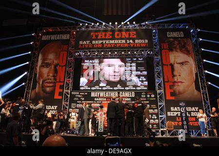 Las Vegas, Nevada, USA. 13. September 2013. Floyd "Money" Mayweather und Saul "Canelo" Alvarez-wiegen vor einem ausverkauftem von mehr als 12.000 am Vortag ihre Super Weltergewicht WM-Kampf am 14. September 2013 in der MGM Grand Garden Arena in Las Vegas, Nevada. Craig Durling/ZUMAPRESS.com/Alamy © Live-Nachrichten Stockfoto