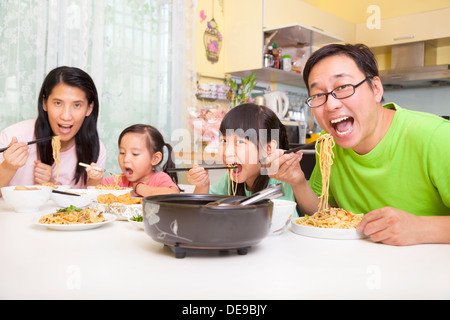 gerne asiatische Familie essen Nudeln Stockfoto