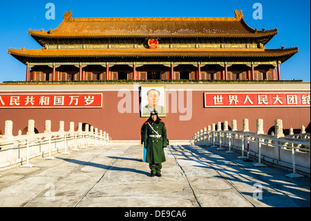 Ein chinesischer Soldat vor dem Tiananmen Turm Stockfoto