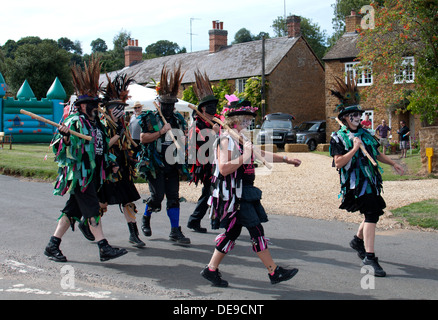 Armaleggan Grenze Moriskentänzer am Dorffest Warmington, Warwickshire, UK Stockfoto