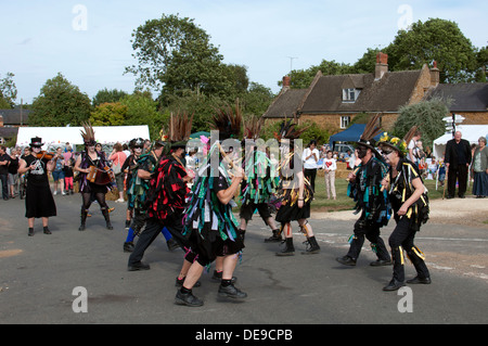 Armaleggan Grenze Moriskentänzer am Dorffest Warmington, Warwickshire, UK Stockfoto