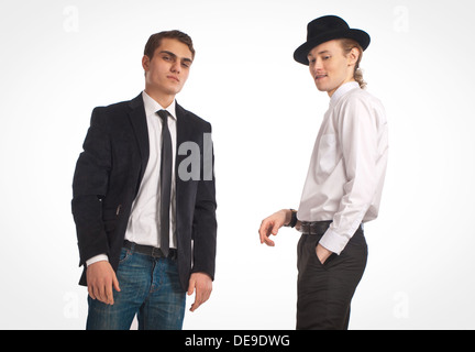 zwei modische junge Männer auf einem weißen Hintergrund Stockfoto