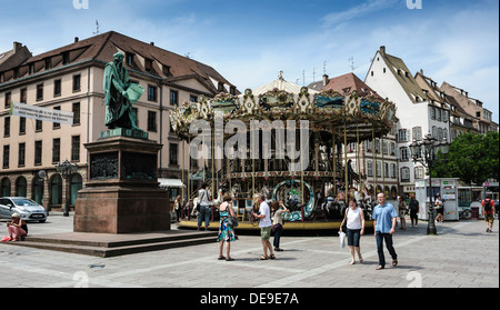 Ein Karussell in Place Gutenberg, Straßburg, Elsass, Frankreich. Stockfoto