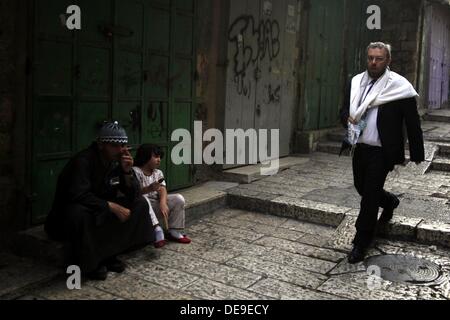 13. September 2013 - Spaziergänge Jerusalem, Jerusalem, Palästina - ein Ultra-orthodoxer jüdischen Mann in Jerusalem, Freitag, 13. September 2013. Jom Kippur ist der Versöhnungstag des Judentums als fromme Juden bitten Sie Gott, vergib ihnen, denn ihre Übertretungen und Essen und trinken, Teilnahme an intensiven Andachten in Synagogen zu unterlassen (Credit-Bild: © Saeed Qaq/APA Images/ZUMAPRESS.com) Stockfoto