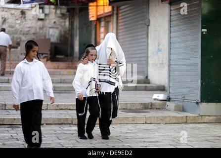 13. September 2013 - Fuß Jerusalem, Jerusalem, Palästina - orthodoxen Juden in Jerusalem, Freitag, 13. September 2013. Jom Kippur ist der Versöhnungstag des Judentums als fromme Juden bitten Sie Gott, vergib ihnen, denn ihre Übertretungen und Essen und trinken, Teilnahme an intensiven Andachten in Synagogen zu unterlassen (Credit-Bild: © Saeed Qaq/APA Images/ZUMAPRESS.com) Stockfoto