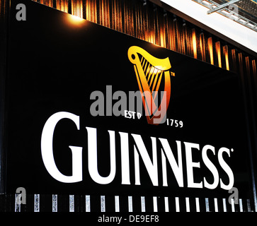 Dublin, Irland - 30. März 2013: Guinness Logo am Eingang zum Guinness Storehouse (Hop Store). Stockfoto