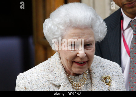 Die britische Königin Elizabeth II fährt der Londoner Klinik nach einem Besuch der Herzog von Edinburgh, in London, Großbritannien, 10 Juni Stockfoto