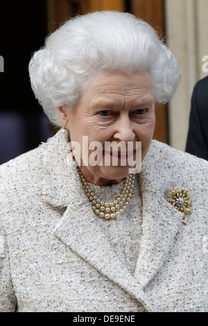 Die britische Königin Elizabeth II fährt der Londoner Klinik nach einem Besuch der Herzog von Edinburgh, in London, Großbritannien, 10 Juni Stockfoto
