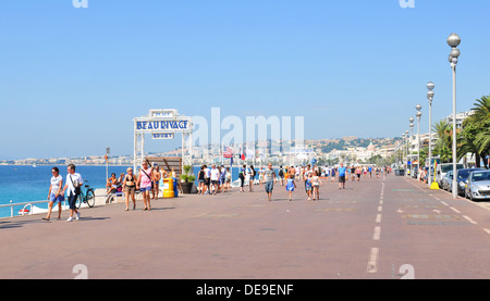 Nizza, Frankreich - 27. Juli 2013: Touristen zu Fuß entlang der Promenade des Anglais, eine gefeierte Promenade entlang der Mittelmeerküste. Stockfoto