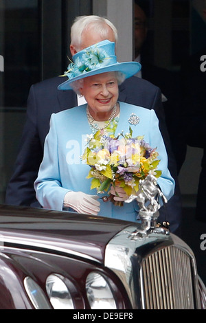 Die britische Königin Elizabeth II fährt die neue BBC Broadcasting House in London, Großbritannien, 7. Juni 2013. Stockfoto