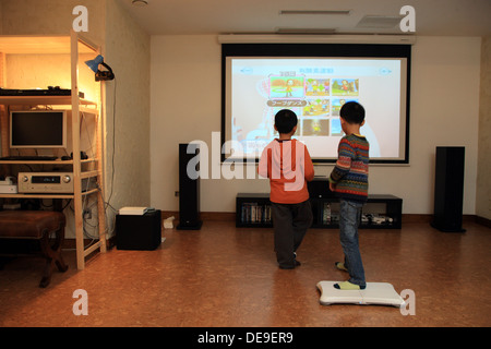 Zwei Jungen spielen Stockfoto