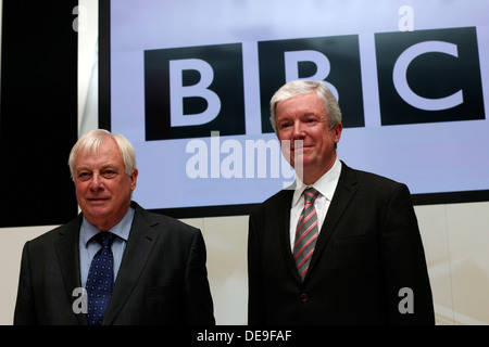 Herr Tony Hall neue BBC Generaldirektor (R) und BBC Trust Vorsitzenden Lord Patten posieren für ein Foto bei einem Fototermin bei BBC Stockfoto