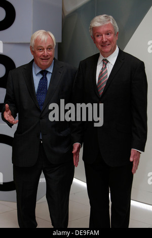 Herr Tony Hall neue BBC Generaldirektor (R) und BBC Trust Vorsitzenden Lord Patten posieren für ein Foto bei einem Fototermin bei BBC Stockfoto