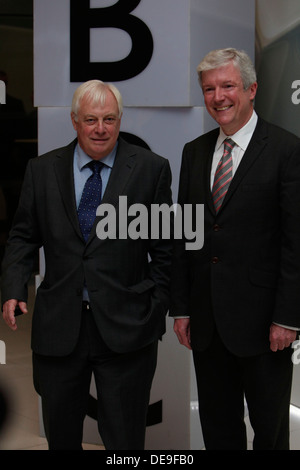 Herr Tony Hall neue BBC Generaldirektor (R) und BBC Trust Vorsitzenden Lord Patten posieren für ein Foto bei einem Fototermin bei BBC Stockfoto