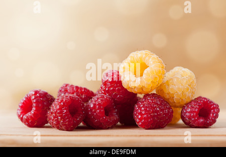 Reife rote und Goldene Himbeere Früchte in Haufen Stockfoto