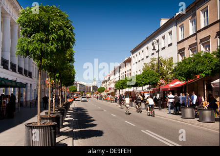 Touristen auf Zyklen auf Straße bei Nowy Swiat Stockfoto