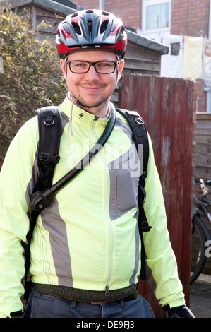 Porträt eines Mannes mit Radbekleidung, Helm und Brille lächelnd Stockfoto