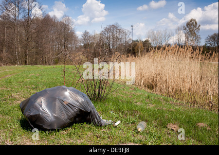 Illegale Scatter Müll in schwarze Plastiktüte Stockfoto