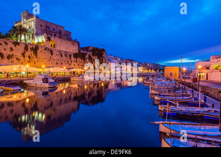 Blick auf den Sonnenuntergang über den alten Hafen, Ciutadella, Minorca oder Menorca, Balearen, Spanien Stockfoto