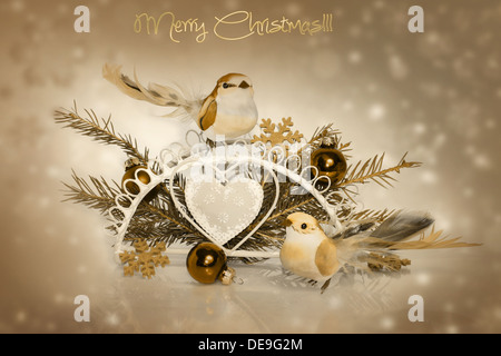 Vintage Weihnachtsdekoration: Tanne Zweig, Ball und Vogel Stockfoto