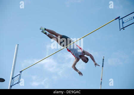 Gateshead, UK, 14. September 2013. Luke Cutts von Großbritannien clearing der Bar während der große Norden Stadt Games 2013 in Gateshead. Er beendete in erster Linie mit einem Tresor von 5,50 m © Colin Edwards / Alamy Live News Stockfoto