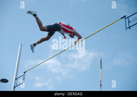 Gateshead, UK, 14. September 2013. Luke Cutts von Großbritannien clearing der Bar während der große Norden Stadt Games 2013 in Gateshead. Er beendete in erster Linie mit einem Tresor von 5,50 m © Colin Edwards / Alamy Live News Stockfoto