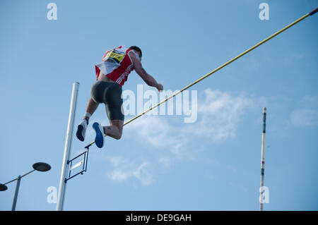 Gateshead, UK, 14. September 2013. Luke Cutts von Großbritannien clearing der Bar während der große Norden Stadt Games 2013 in Gateshead. Er beendete in erster Linie mit einem Tresor von 5,50 m © Colin Edwards / Alamy Live News Stockfoto