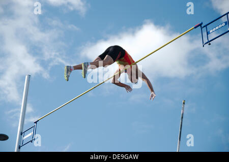 Gateshead, UK, 14. September 2013. Alexander Straub Deutschlands clearing der Bar im Stabhochsprung auf der Great North City Spiele 2013. Er beendete an dritter Stelle mit diesem Sprung von 5,10 m © Colin Edwards / Alamy Live News Stockfoto