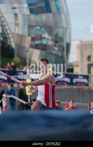 Gateshead, UK, 14. September 2013. Luke Cutts Großbritanniens nähert sich der Take off während der große Norden Stadt Games 2013 in Gateshead. Er beendete in erster Linie mit einem Tresor von 5,50 m © Colin Edwards / Alamy Live News Stockfoto