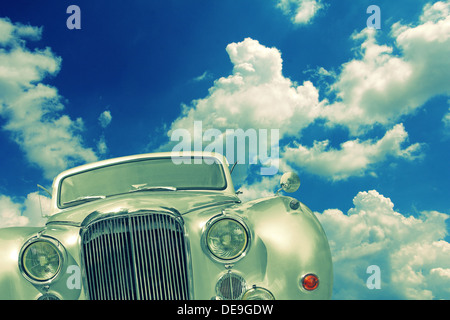 Altes Auto und die Wolken am Himmel als kreativen Prozess überqueren Stil Stockfoto
