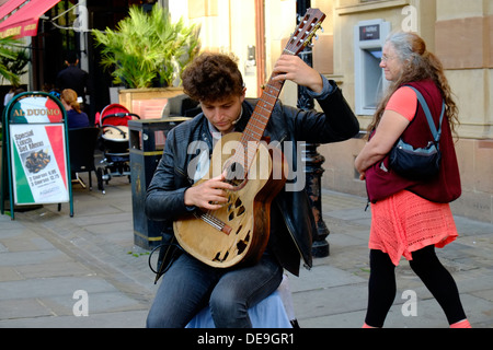 Tasmanischen klassischer Gitarrist Tom Ward spielen in Brighton Street Sussex UK Stockfoto