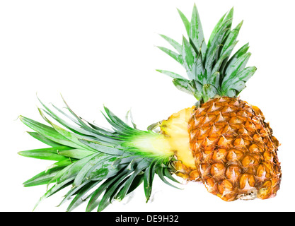 Ananas schneiden in der Mitte auf einem weißen Hintergrund isoliert Stockfoto