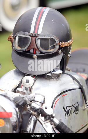 Chichester, West Sussex, UK. 13. September 2013. Aktion aus dem Goodwood Revival, Chichester - Fotoshows Vintage bikes auf Anzeigen © Oliver Dixon/Alamy Live-Nachrichten Stockfoto