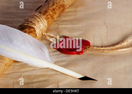 altes Papier, altes Pergament Schriftrolle mit Wachs versiegeln und Stift quill Stockfoto