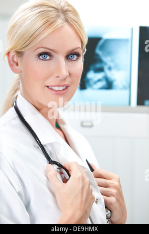 Blonde Frauen Arzt mit Röntgenstrahlen in einem Krankenhaus Stockfoto